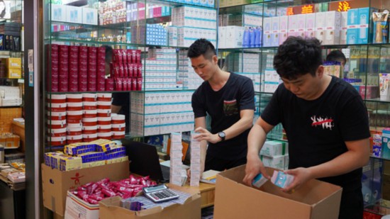 美妆店铺的工作人员正在整理即将发出去的商品 视觉中国