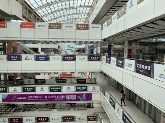 中大布匹市场不少档口已经关闭 摄影/林春挺