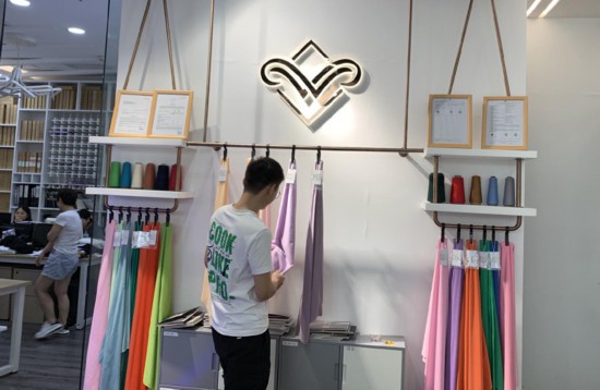 一位客户在中大布匹市场挑选面料 摄影/林春挺